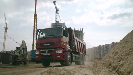 camión de descarga rojo en un sitio de construcción