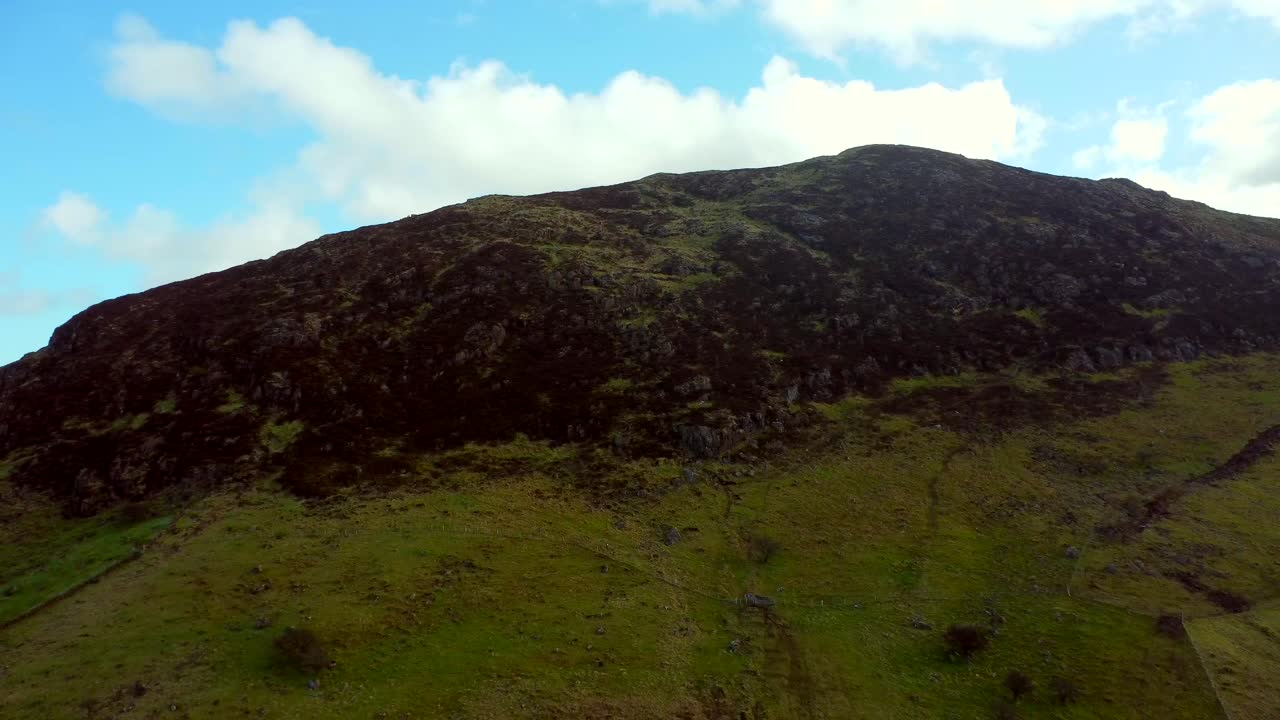fotografía aérea de la montaña slemish, situada en broughshane, condado de antrim en irlanda del norte