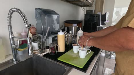 vertido secuencial de leche condensada en una taza