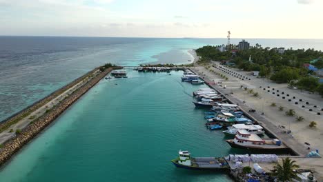 vista aérea sobre el puente de dhangethi, incluidos los barcos de pesca y buceo, maldivas, océano índico
