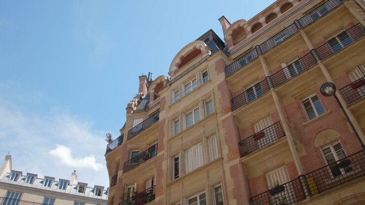 Fachada Exterior de um Edifício Parisiense na Rue Villaret de Joyeuse, 6, em Paris, França. Ângulo Baixo, Movimento de Slider para a Direita
