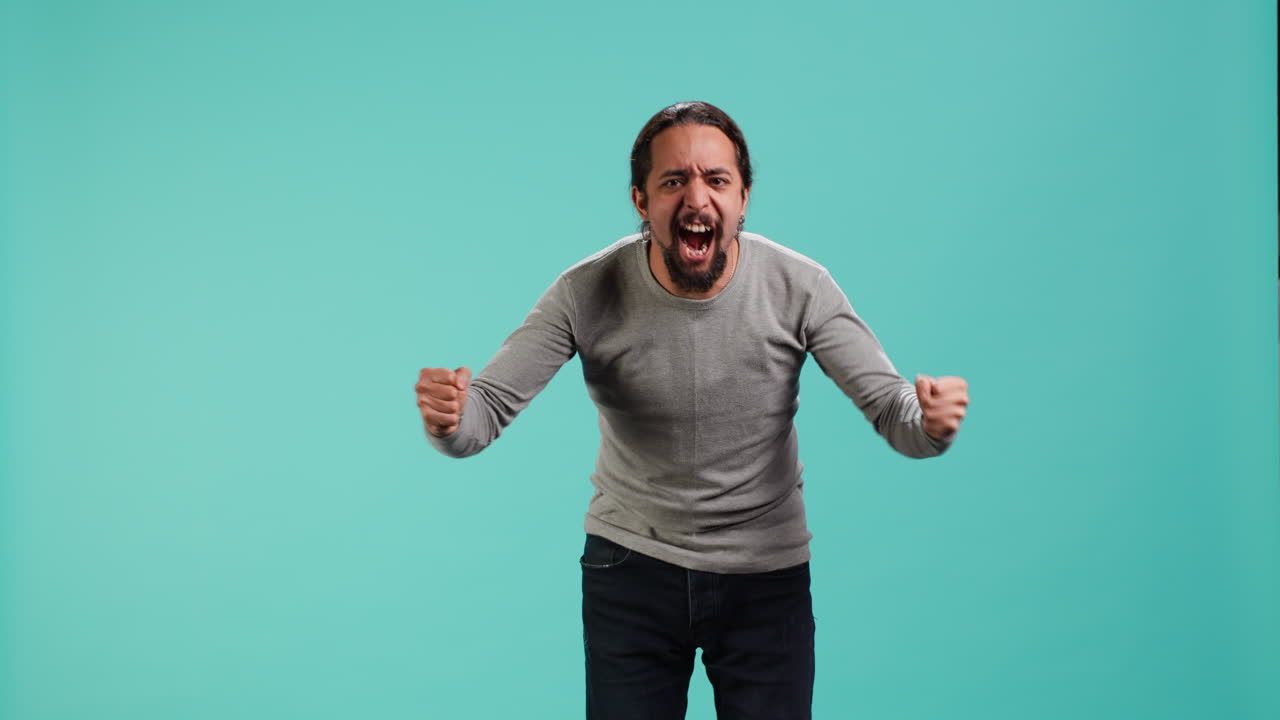 retrato de un hombre enojado sintiéndose indignado, gritando a un amigo