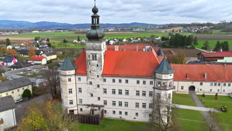 Castillo-De-Hartheim---Centro-De-Exterminio-De-Hartheim-En-Alkoven,-Alta-Austria---Disparo-Con-Drone