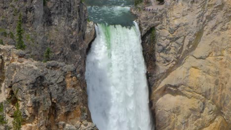 medio de cerca cataratas superiores yellowstone