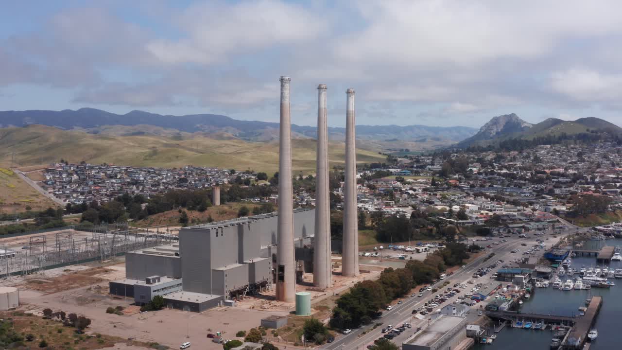 una amplia panorámica aérea de la extinta central eléctrica de morro bay en morro bay, california