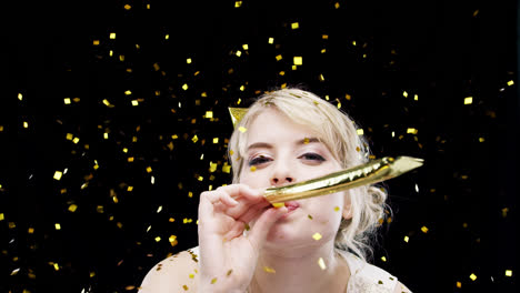 mujer rubia sexy soplando soplador de fiesta cámara lenta cabina de fotos