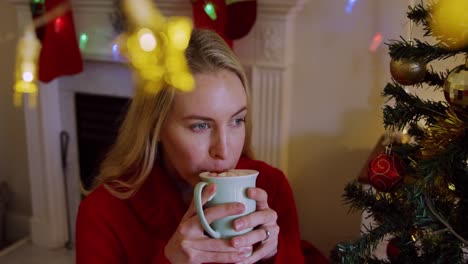 mujer en casa en tiempo de navidad