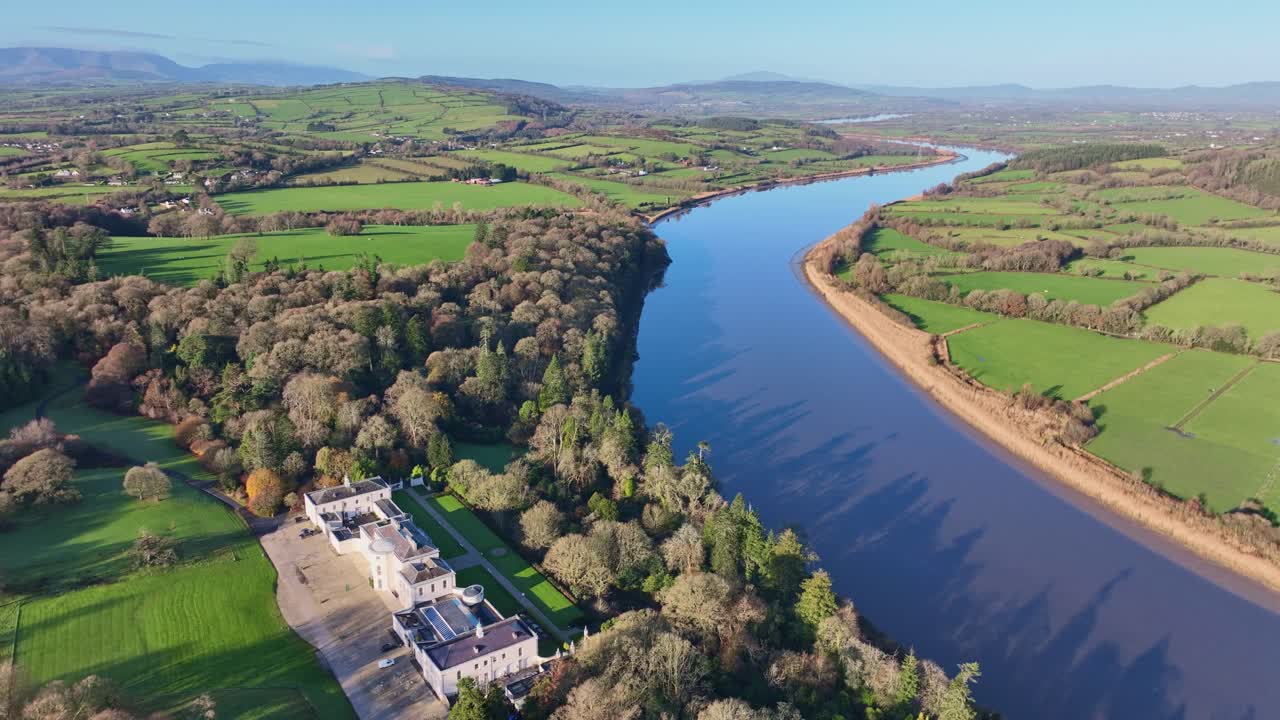 Vue aérienne des jardins du mont Congreve avec une vue imprenable sur la rivière Suir sinueuse, Waterford, Irlande en hiver