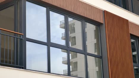 exterior de edificio moderno con grandes ventanas y acentos de madera