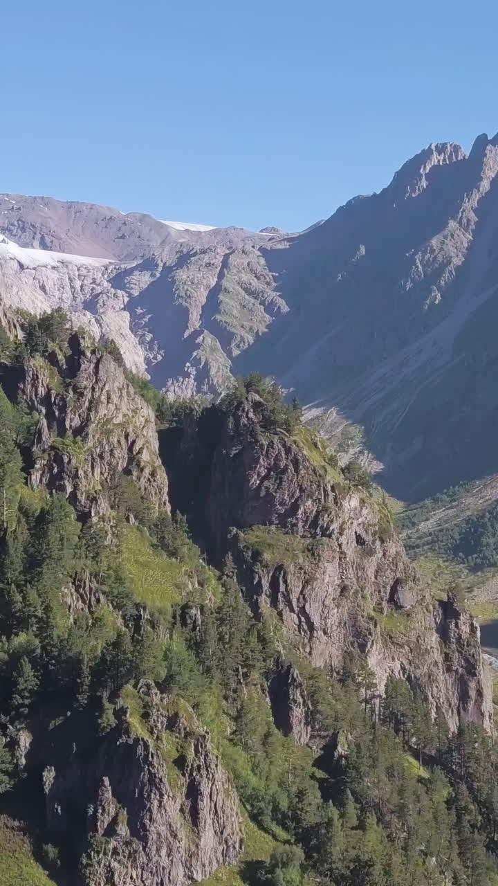 Paisaje montañoso con glaciar y bosque