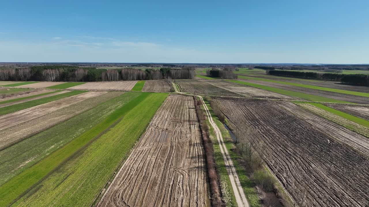 Gepflügtes Feld, zur Aussaat vorbereitet, auf Ackerland in Südpolen, Luftaufnahme.