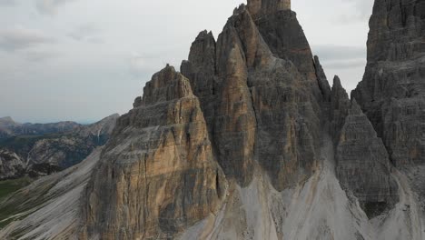 Una-Vista-Aérea-De-Una-Cordillera-De-Tre-Cime-En-Dolomitas-Italianas