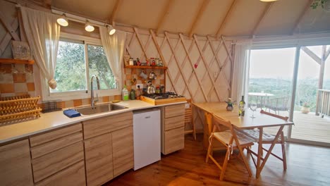interior de una cocina en una tienda de yurta de madera de lujo