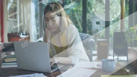animación del procesamiento de datos financieros sobre una mujer asiática usando una computadora portátil.