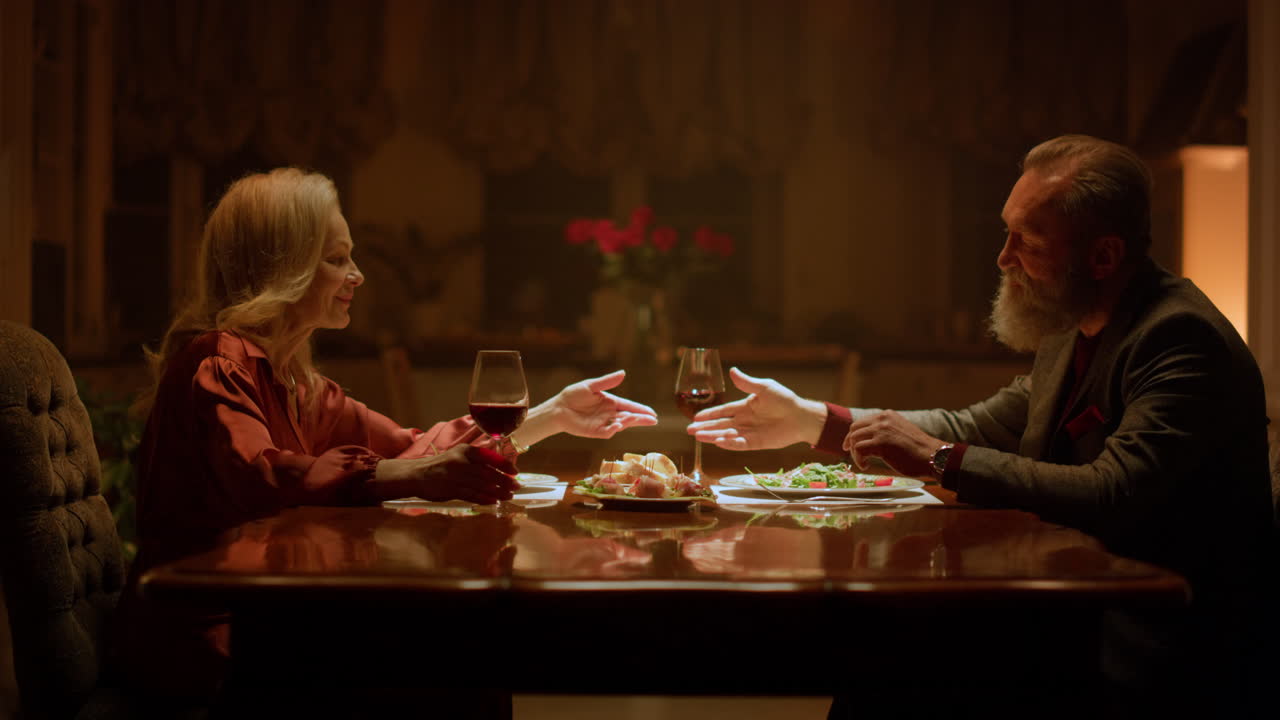 레스토랑에서  ⁇ 만적인 데이트를 하는 연장자 커플, 긴장을 풀고 있는 노인들