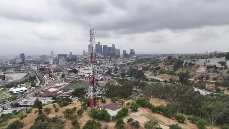 Vuelo-De-Drones-Sobre-Radio-Hill-Con-Vista-Al-Horizonte-Del-Centro-De-Los-ángeles