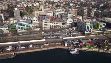 Luftaufnahme-Des-Zuges,-Der-Am-Bahnhof-Puerto-In-Valparaiso-Ankommt