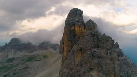 Vista-Aérea-A-Través-De-Las-Nubes-Sobre-El-Majestuoso-Paisaje-De-Formación-Rocosa-Del-Pico-De-La-Montaña-Tre-Cime-En-Los-Dolomitas-Del-Tirol-Del-Sur