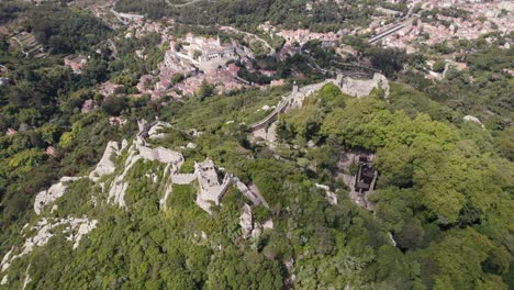 Ruins-of-the-medieval-Castle-of-the-Moors,-Sintra