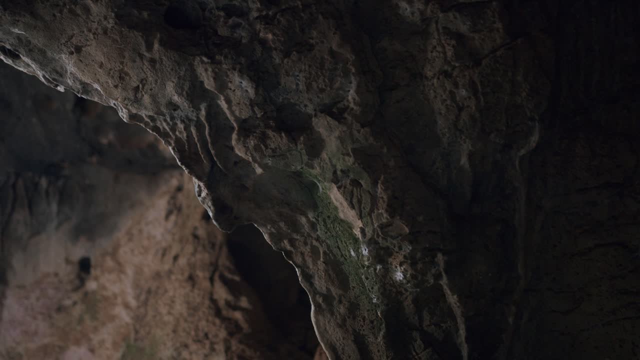 estructura de piedra dentro de una cueva