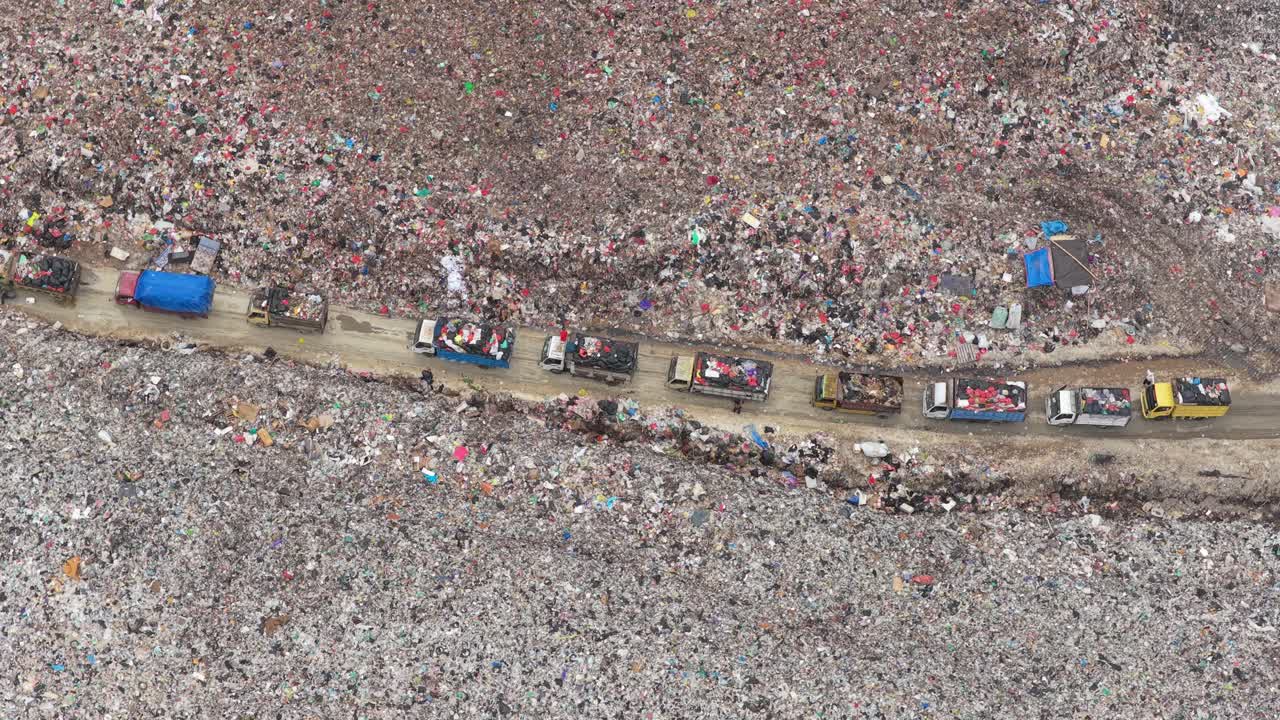 Camion della spazzatura che attraversano una massiccia discarica a Bali