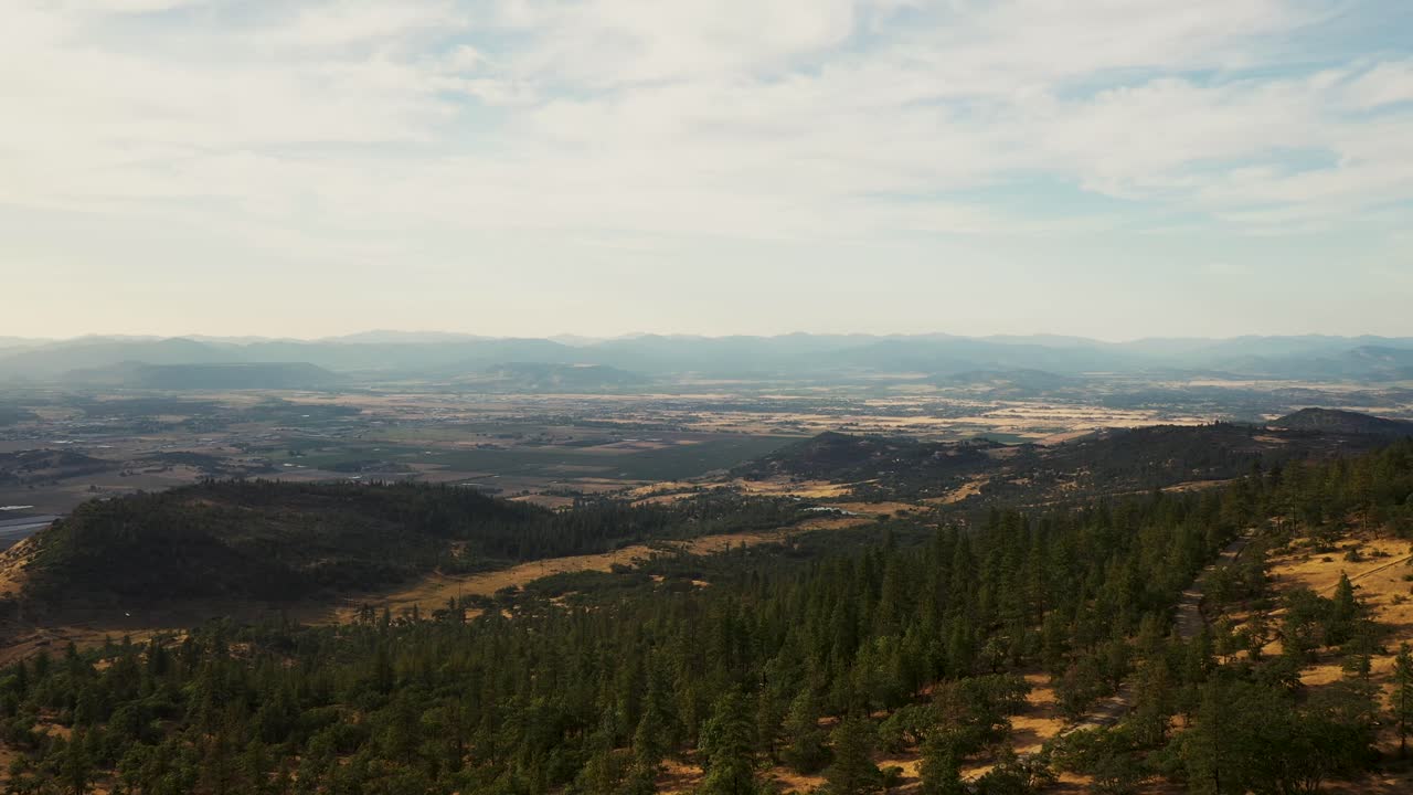 vista aérea del valle rogue en el sur de oregon visto desde el pico roxy ann