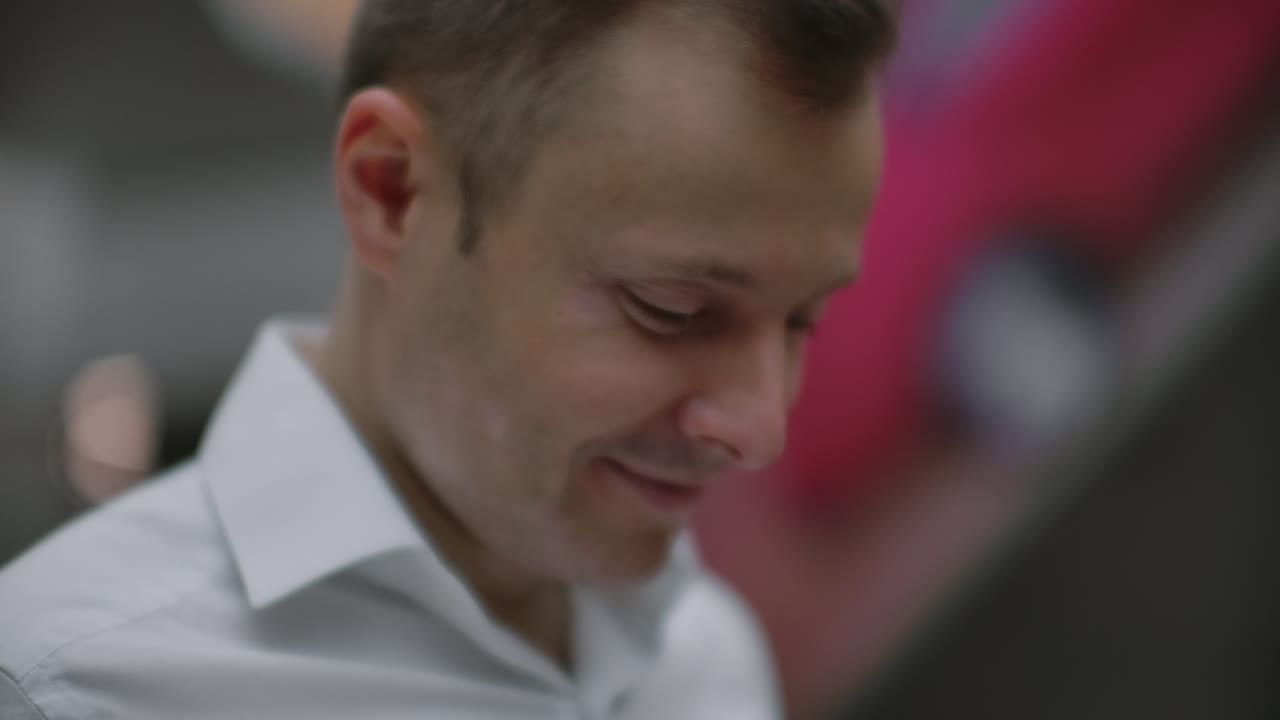 interacción del hombre y las tecnologías modernas de inteligencia artificial. cerca de la mano masculina del científico sacude el brazo robótico. manos robóticas y humanas se unen en un apretón de manos. reunión y saludo de amigos.