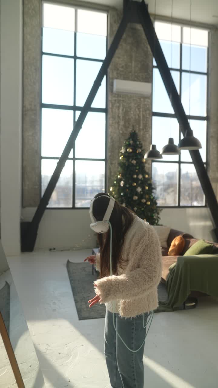 크리스마스 트리 반사와 함께 가상 현실을 경험하는 여성