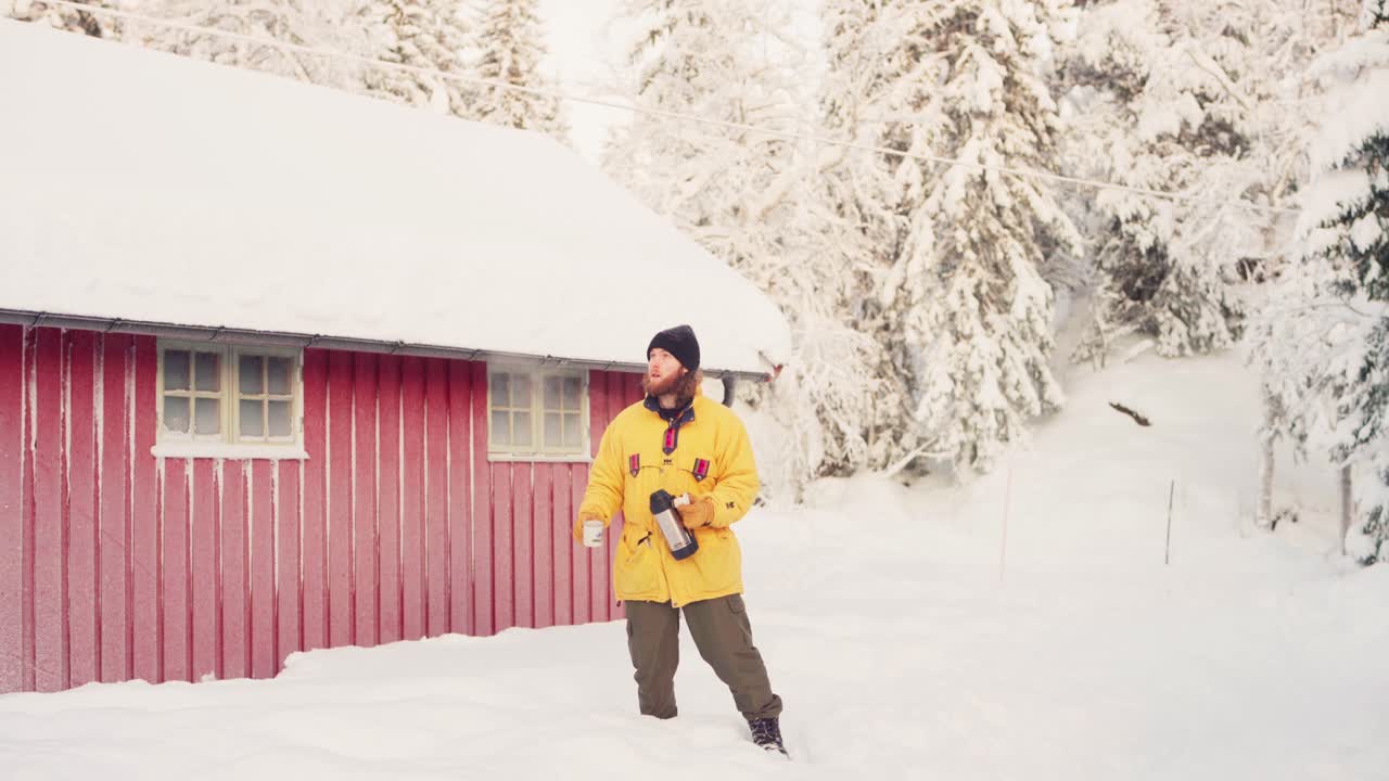 el hombre vierte agua caliente en una taza y la lanza al aire, mostrando una temperatura extremadamente fría en invierno