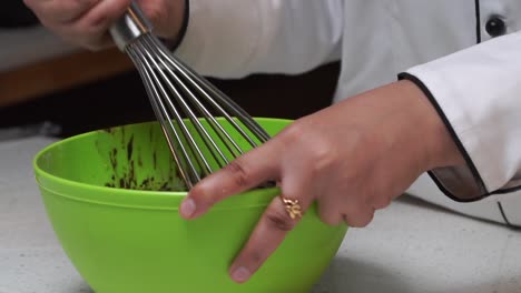 chef batiendo la masa de chocalate a cámara lenta