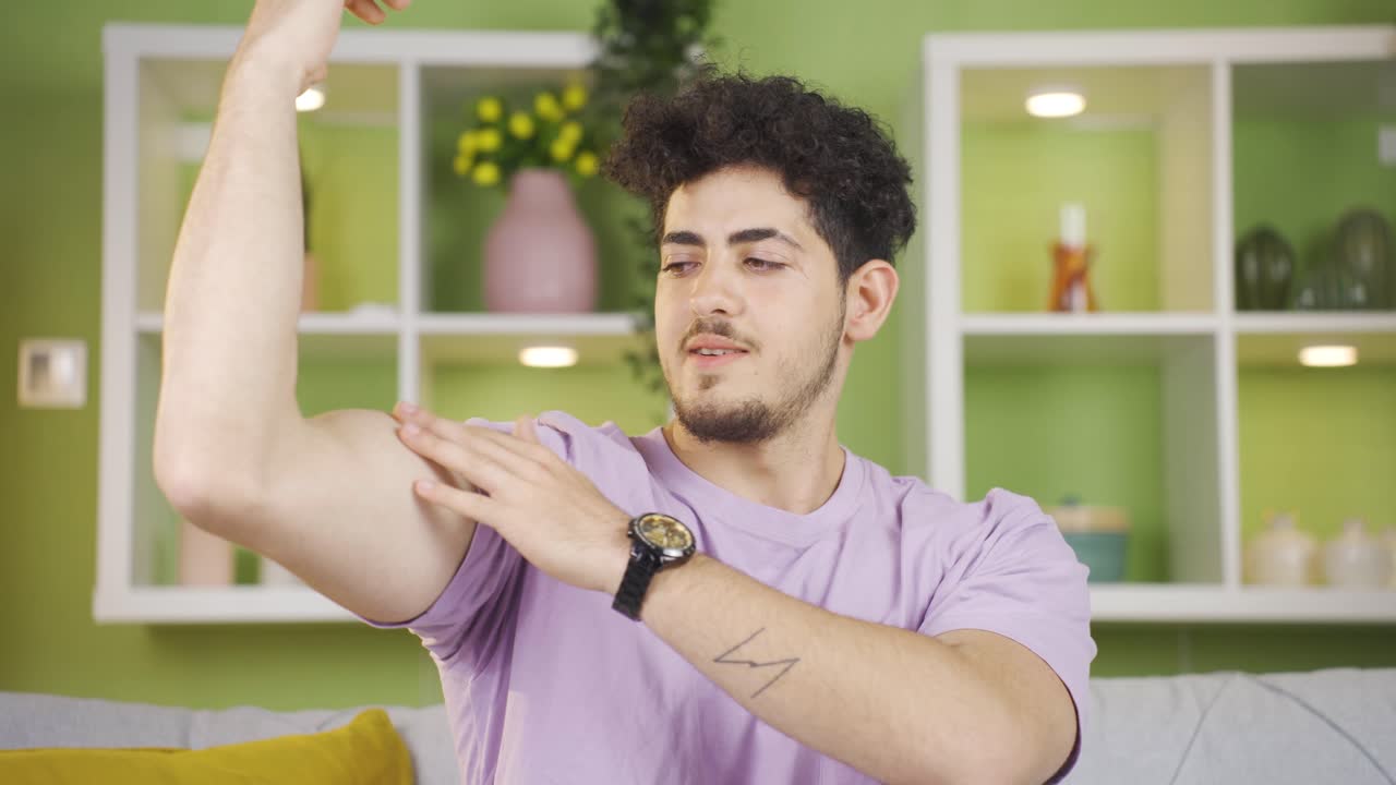 un joven fuerte y guapo.