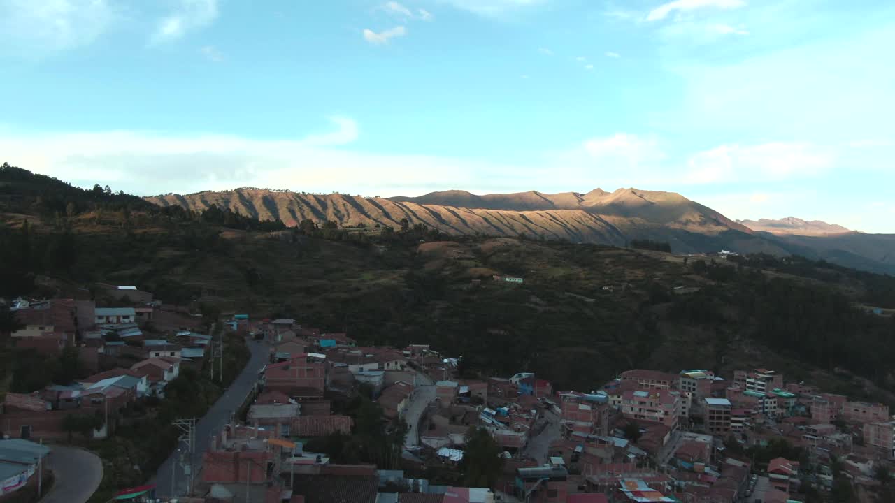 vista aérea de drones de 4k durante el día sobre la colina y las casas del barrio alto los incas en cusco, perú durante el bloqueo del coronavirus
