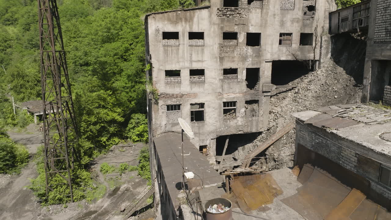 montón de escombros entre edificios desolados de la mina chiatura abandonada