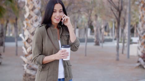 Mujer-Atractiva-Hablando-Por-Un-Móvil-En-Un-Parque.