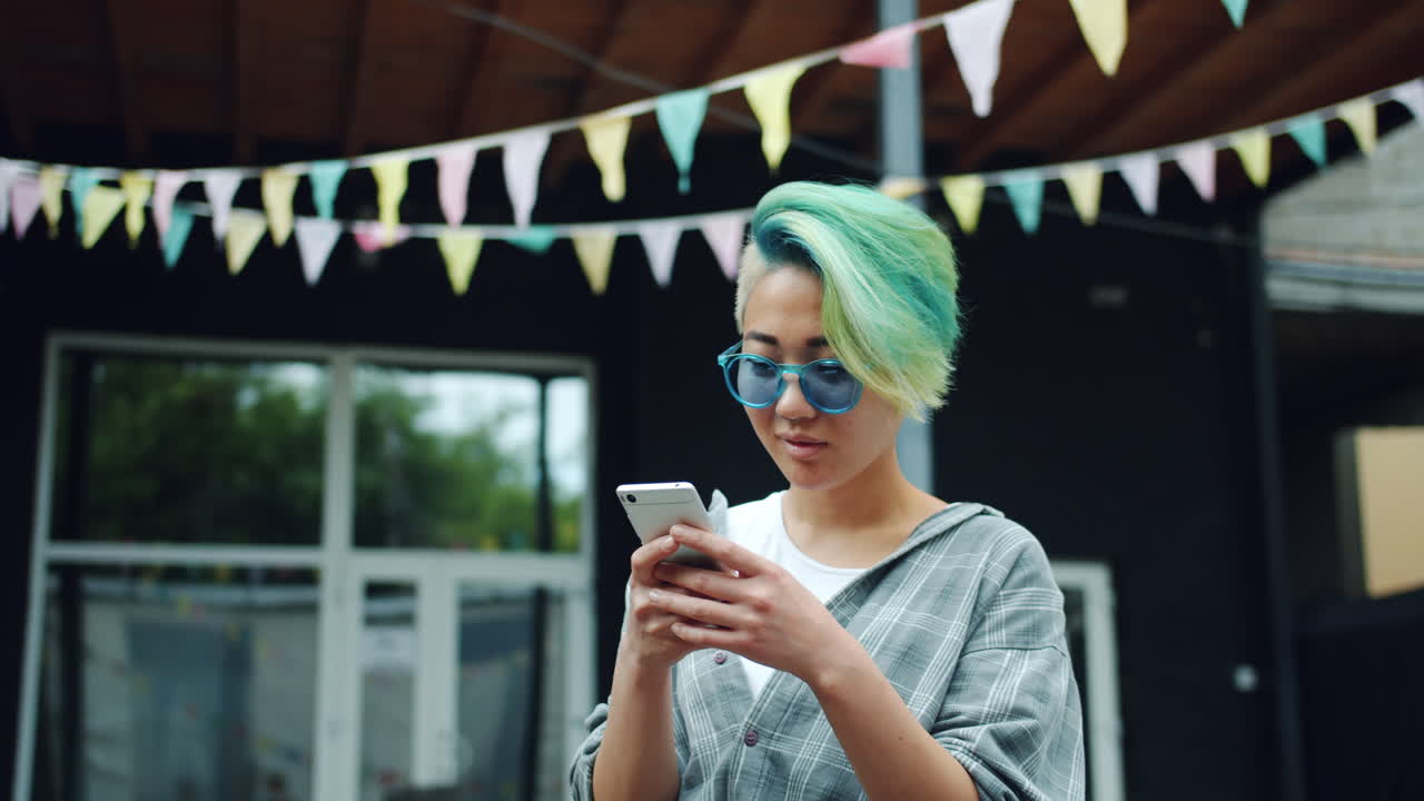 una mujer joven enviando mensajes de texto en su teléfono inteligente.