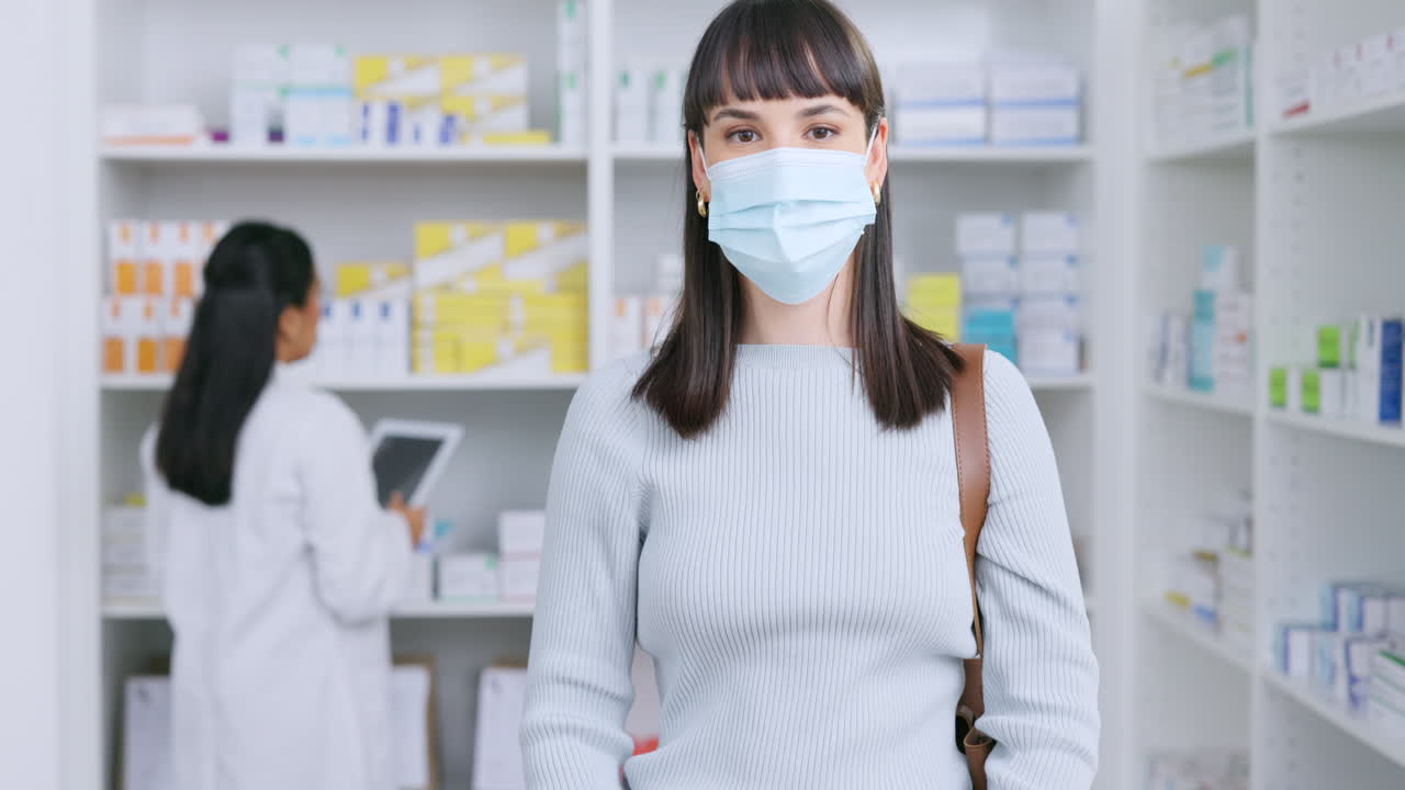 의료용 얼굴 마스크를 벗는 고객