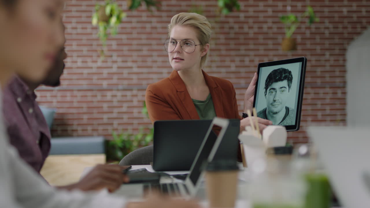 personas de negocios ingenieros que desarrollan software de reconocimiento facial para tecnología de comunicación móvil líder de equipo mujer que usa computadoras tablet digitales compartiendo ideas de diseño en presentaciones de oficina