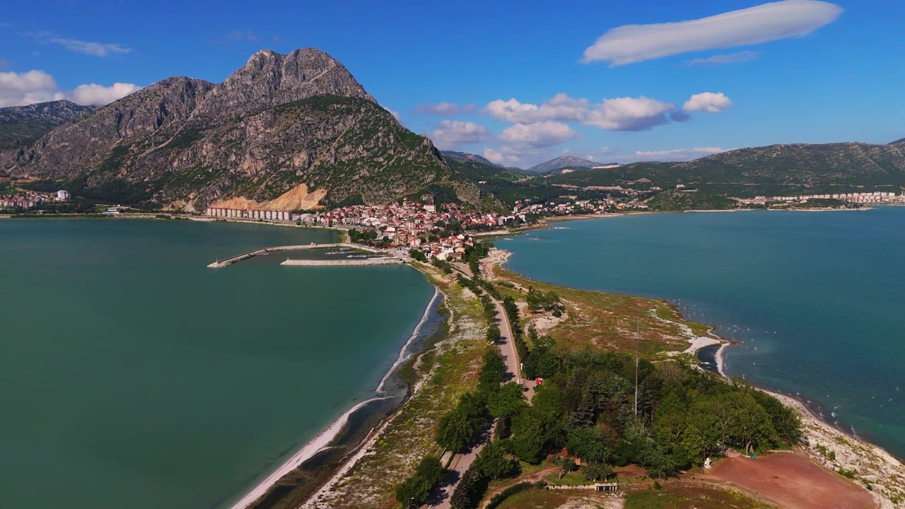 Ripresa aerea con drone del Lago Egirdir, paesaggio del villaggio lacustre in Anatolia, Turchia.