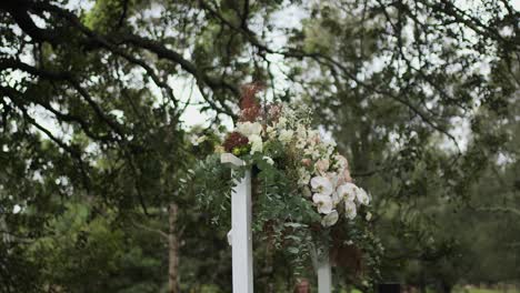 Blühende-Blumen,-Die-Tagsüber-Auf-Einem-Torbogen-Im-Naturhintergrund-Bei-Der-Hochzeit-Geschmückt-Sind