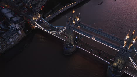 Erstaunliche-Abendliche-Luftaufnahme-Der-Tower-Bridge.-Historisches-Wahrzeichen-über-Der-Themse-Nach-Sonnenuntergang.-Verkehr-In-Der-Hauptverkehrszeit.-London,-Vereinigtes-Königreich
