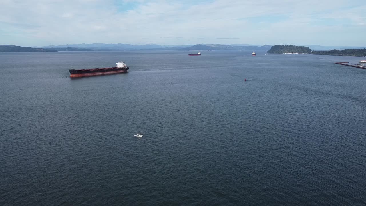 오리건 주 아스토리아 해안 에 있는 컬럼비아 강 에 있는 화물 선박 의 영상
