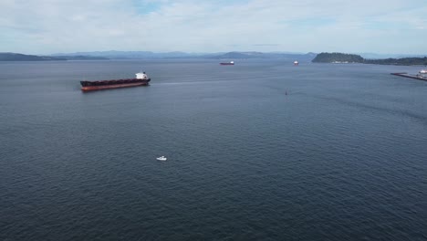 Luftaufnahme-Von-Frachtschiffen-Auf-Dem-Columbia-River-Vor-Der-Küste-Von-Astoria,-Oregon