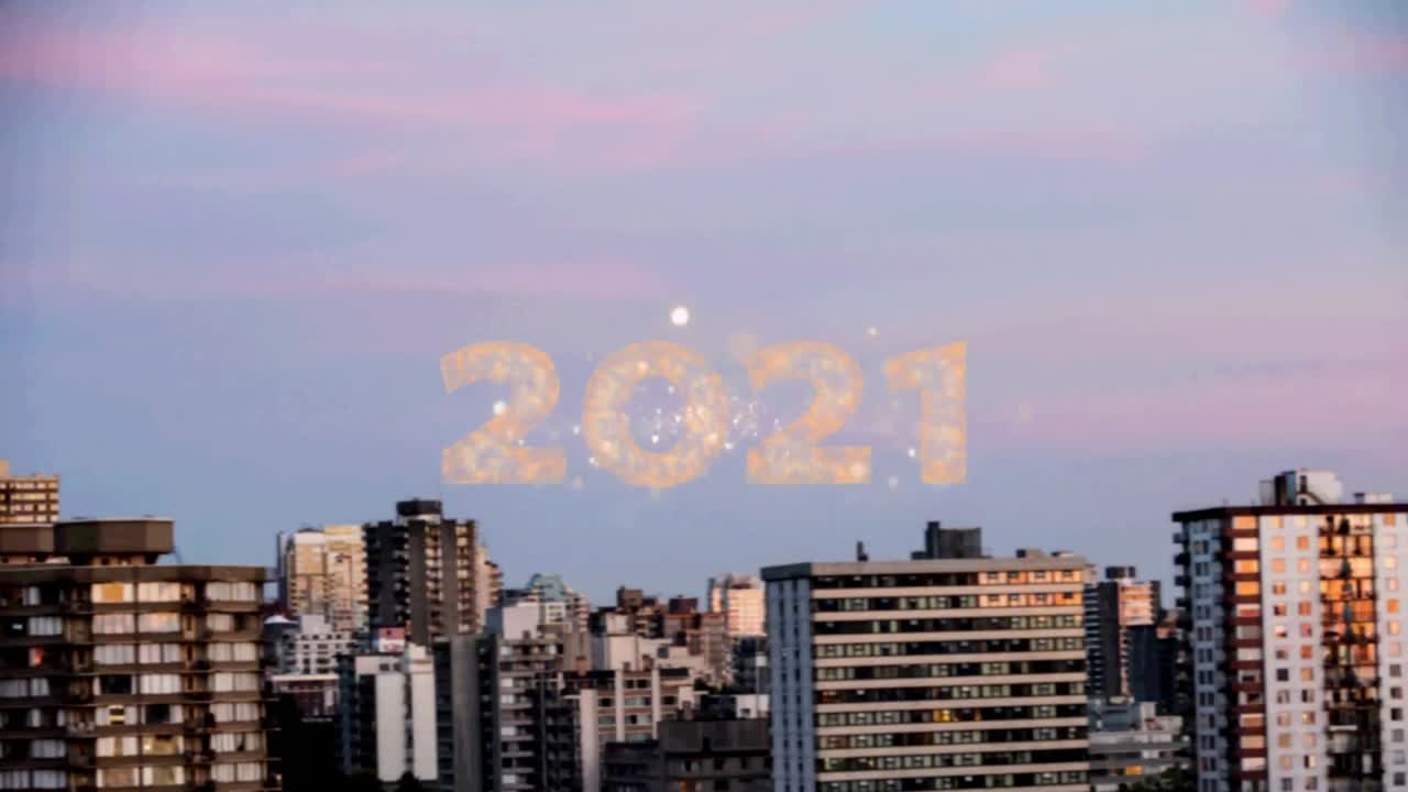 texto de 2021 sobre fuegos artificiales que estallan contra una vista aérea del paisaje urbano