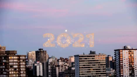 Texto-De-2021-Sobre-Fuegos-Artificiales-Estallando-Contra-Una-Vista-Aérea-Del-Paisaje-Urbano