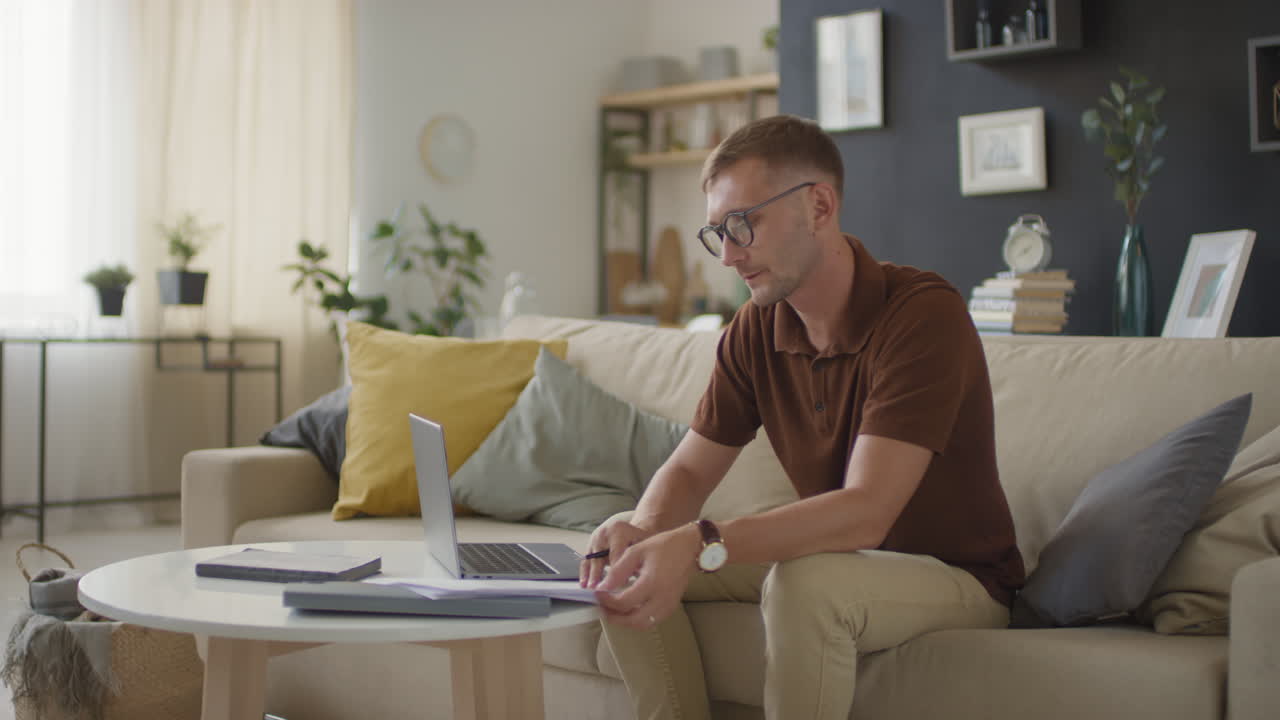 hombre trabajando desde casa en la computadora portátil