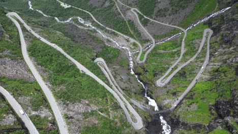 paso de montaña de trollstigen, noruega - ruta panorámica con curvas en horquilla en el valle de romsdalen - recorrido aéreo