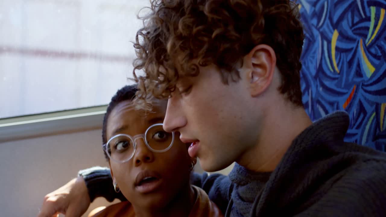 4k 버스에서 여행하는 동안 서로 상호 작용하는 커플