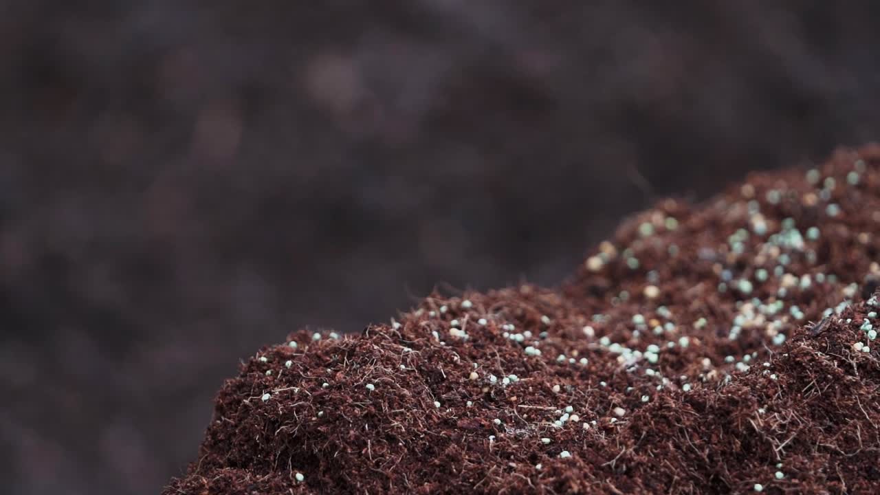 보육원에서 퇴비 토양과 비료 혼합