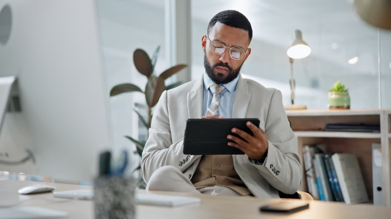 hombre de negocios, pensando y leyendo con una tableta