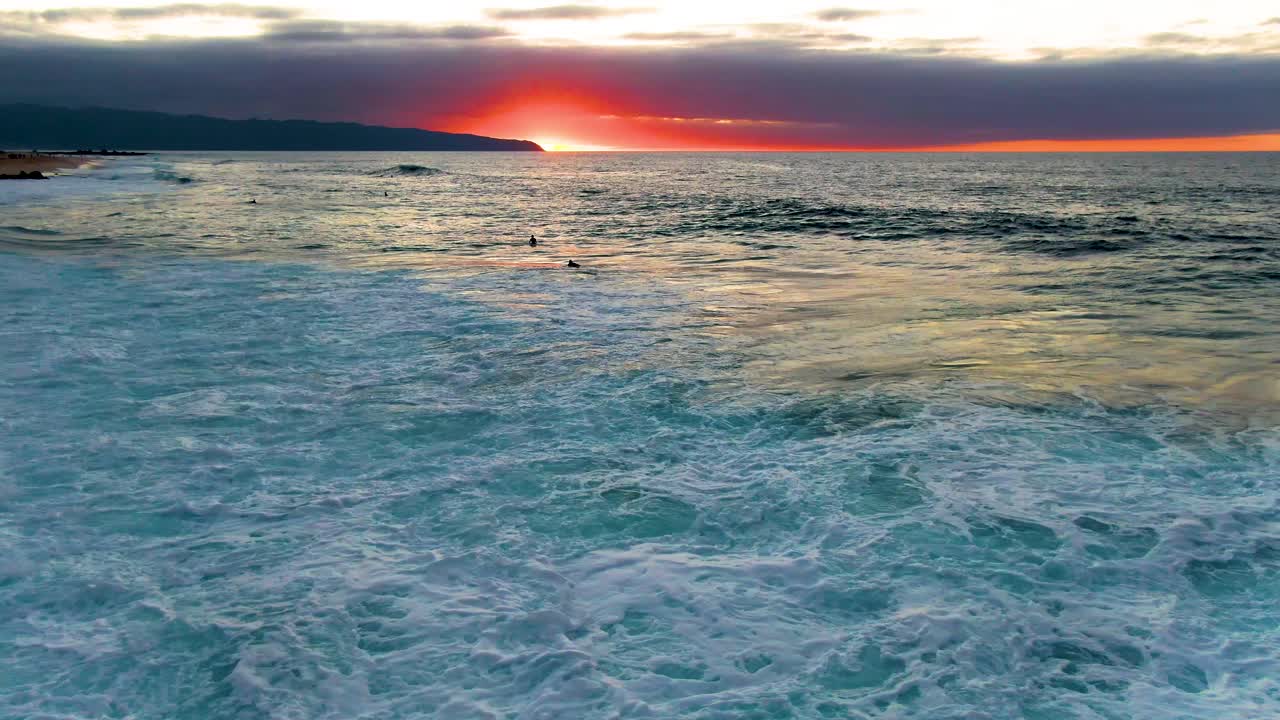 silueta de surfistas en las poderosas olas del océano pacífico en hawai, vista aérea